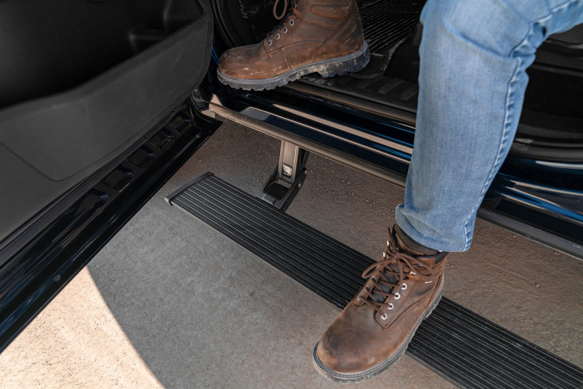 AMPamp-powerstep-2021-ford-f150-blue-construction-lifestyle-02.jpg