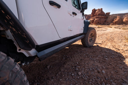 AMPamp-powerstep-xl-2020-jeep-gladiator-white-moab-lifestyle-04.jpg