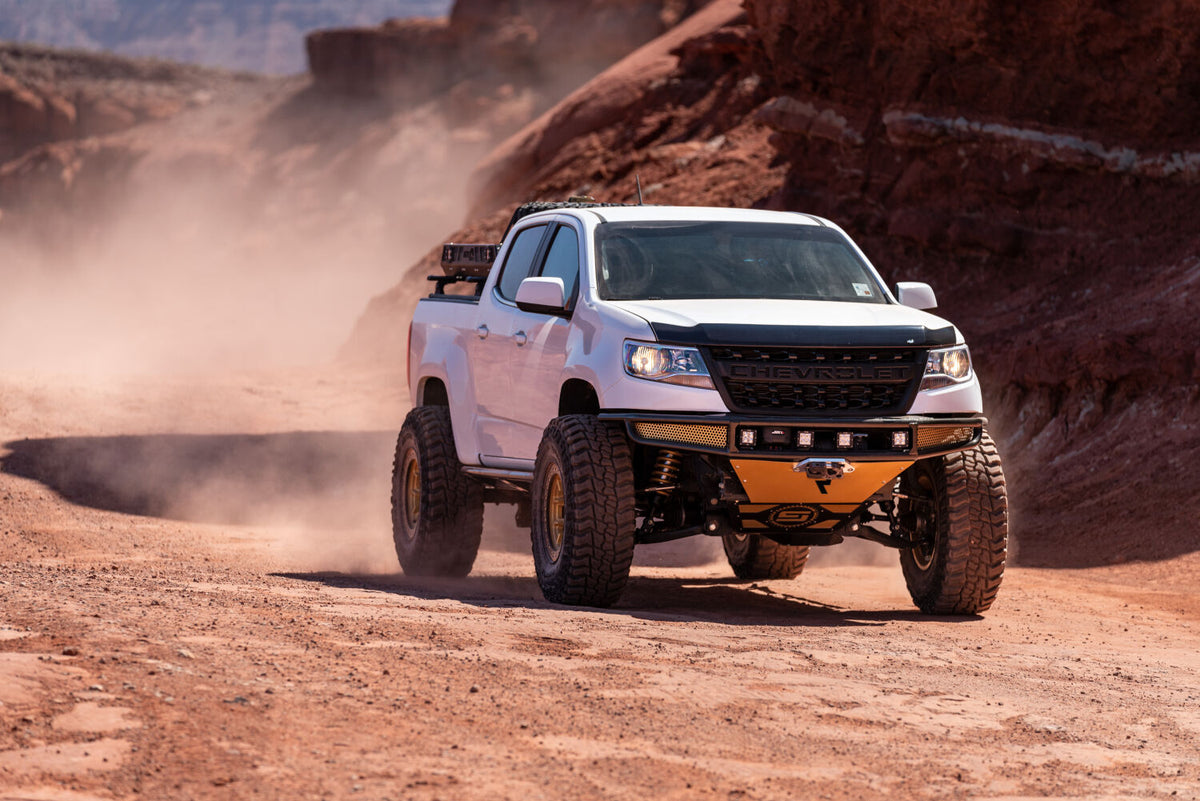 NFBn-fab-m-rds-front-bumper-2018-chevrolet-colorado-white-lifestyle-01.jpg