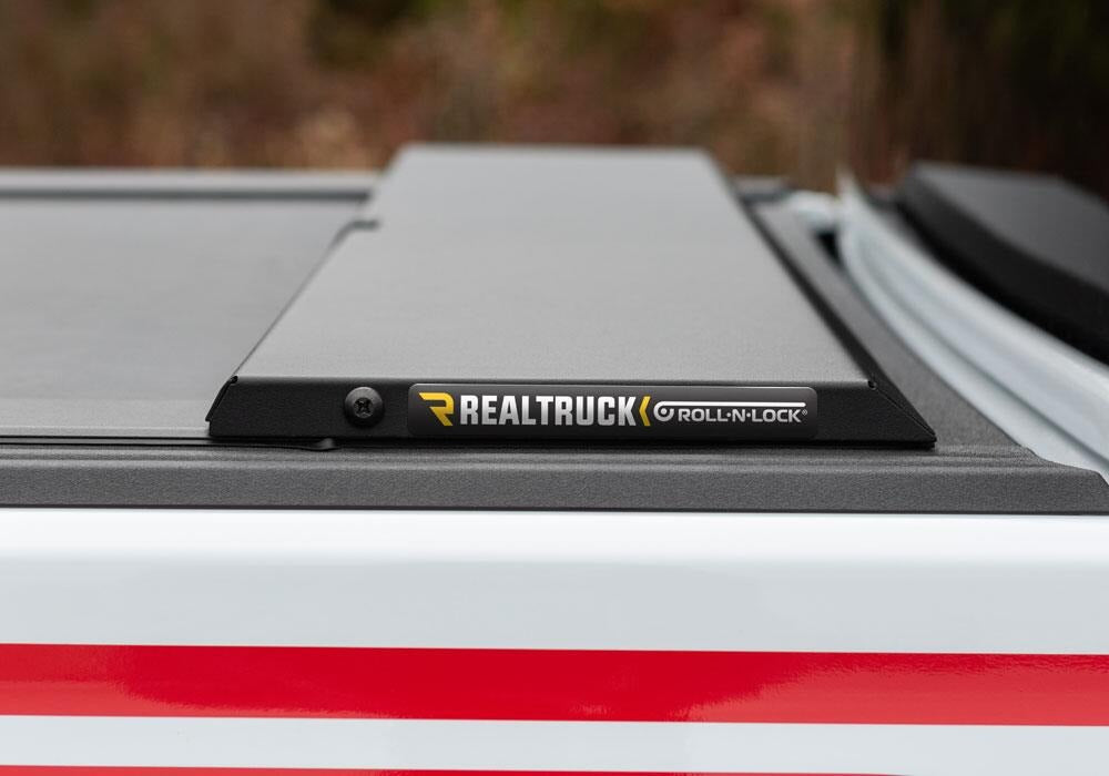 RNLroll-n-lock-m-series-2019-jeep-gladiator-white-red-lifestyle-03.jpg