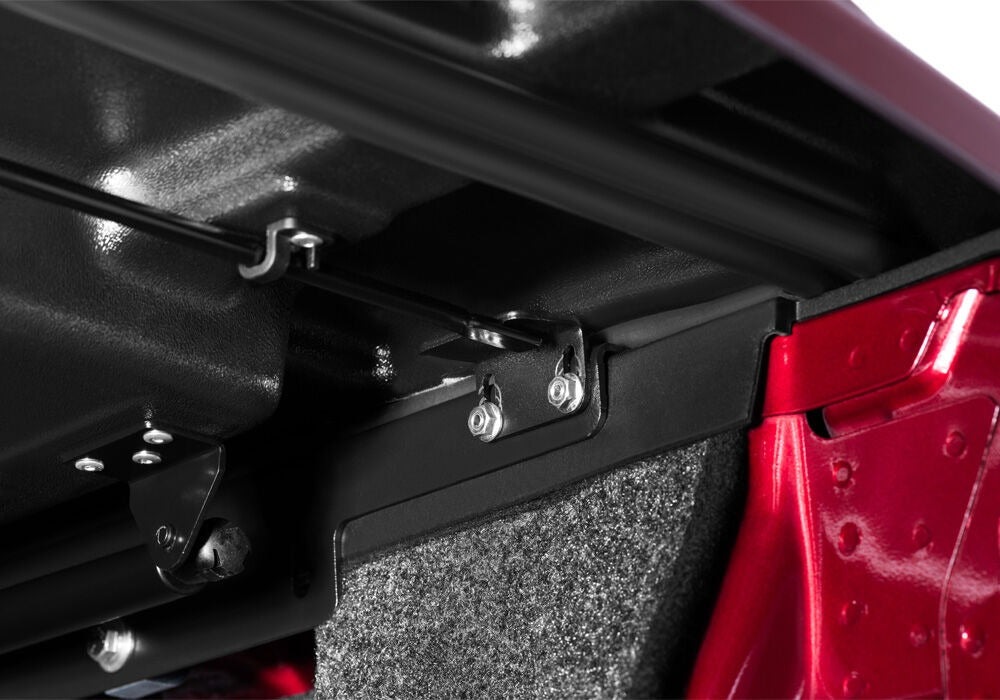UNDUC_LUX_19Chevy-Silverado_Details_04Lock-Lever.jpg