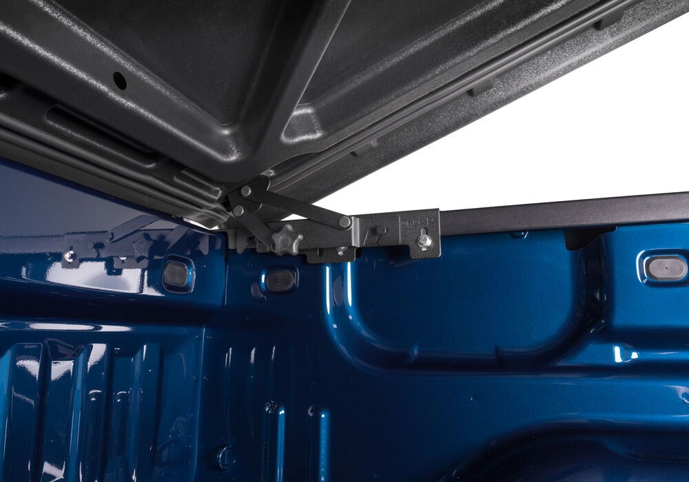 UNDUC_LUX_Chevy_2017_Blue_Detail_Hinge.jpg