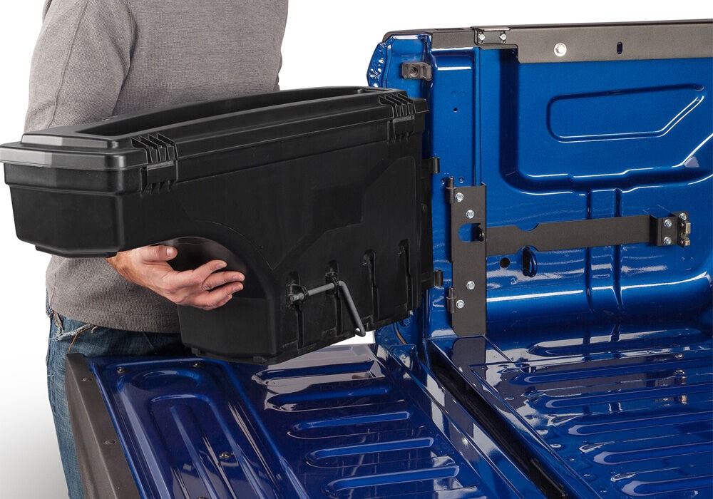 UNDUC_SwingCase_BlueTruck_Lifting-off-case.jpg